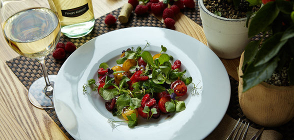 Салат из томатов и малины