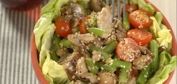 Теплый салат с фасолью и свининой