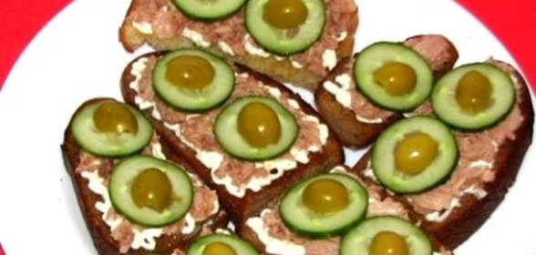 Бутерброды с тунцом и огурцом