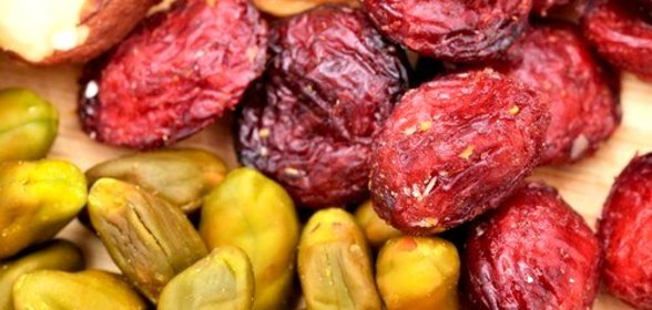 Закуска из фисташек и сушеной вишни