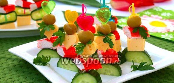 Канапе с крабовыми палочками, сыром и оливками