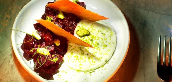 Печеная свекла с сыром фета и чесночными чипсами