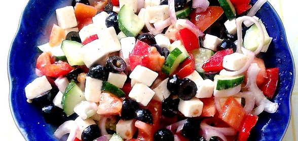 Греческий салат с плавленым сыром