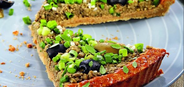 Пирог с зеленым луком и тапенадом