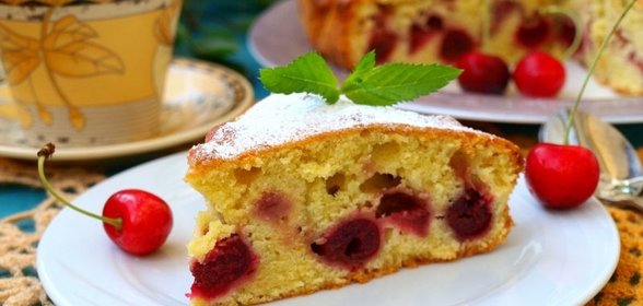 Пирог с вишней и клубникой