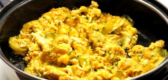 Соленая треска с картофельной соломкой и болтуньей