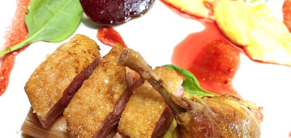 Утка с ревенем, печеной свеклой и картофельным пюре