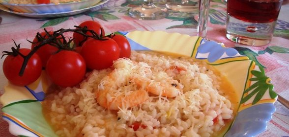 Ризотто с королевскими креветками и помидорами черри