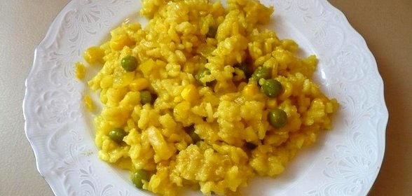 Рис с зеленым горошком и кукурузой