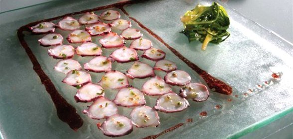 Карпаччо из осьминога в винном соусе, с салатом из рукколы