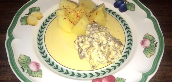 Куриные сердечки с картофелем в сметанном соусе