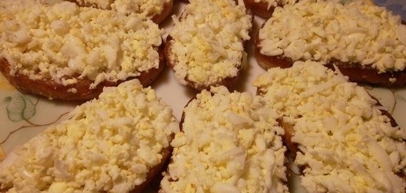 Гренки с яйцом и чесноком