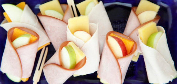 Закуска из яблок, сыра и ветчины