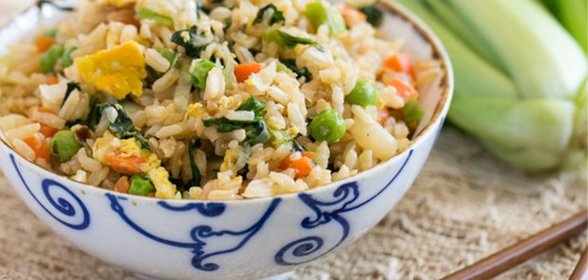 Жареный рис с овощами
