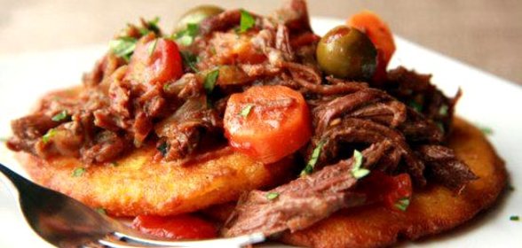 Говядина с кукурузными лепешками
