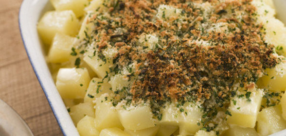 Теплый картофельный салат с беконом