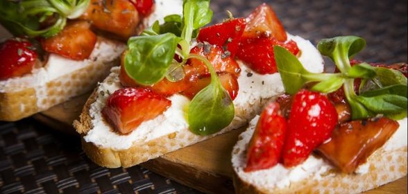 Брускетта с сыром рикотта и спелой клубникой
