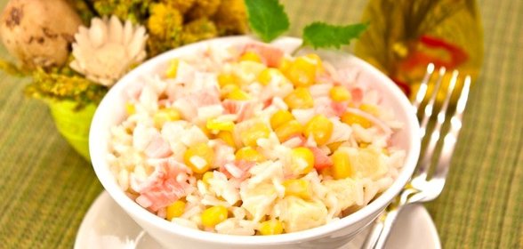 Салат с кукурузой, рисом, крабовыми палочками и ананасом
