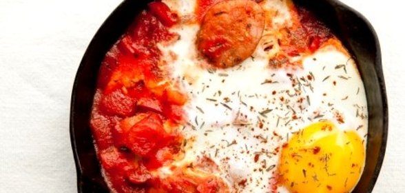 Яичница с помидорами и колбасой