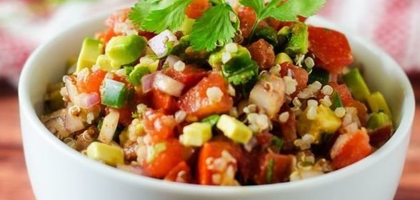 Салат с киноа и нутом