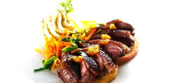 Подсушенная утиная грудка под соусом из красного вина с карамелизованным кумкватом