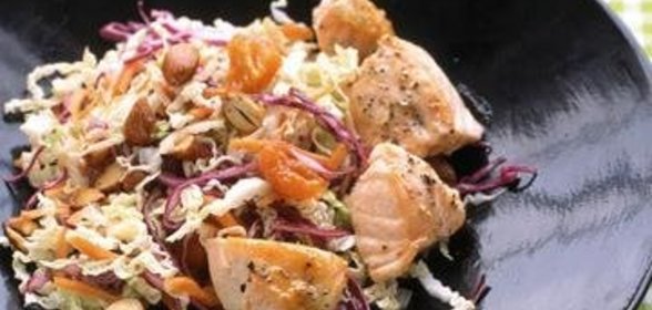 Азиатский салат с лососем