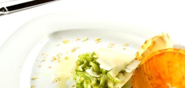 Салат из сельдерея с грецкими орехами и горчичным соусом