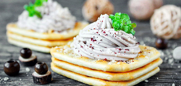 Закуска на крекере из печени трески