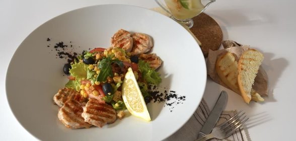 Салат с курицей под соусом Цитронет