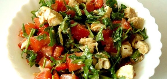 Салат куриный с помидорами