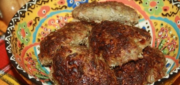 Запеченные говяжьи котлеты с кабачком и овсяными хлопьями