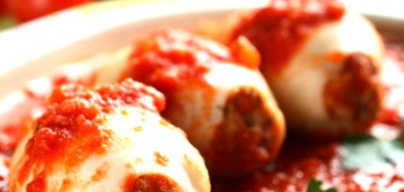 Кальмары, фаршированные телятиной с томатным соусом