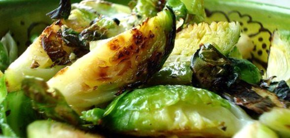 Печеная брюссельская капуста с чесноком