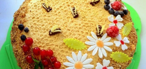 Медовик с малиной «Пчелки на лугу»