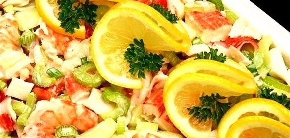 Салат с креветками и сельдереем