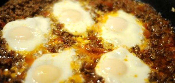 Яичница с тушенкой