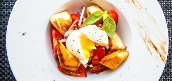 Салат из томатов с крутонами и яйцом