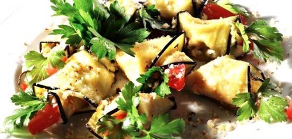 Рулеты из баклажанов с вялеными томатами, прошутто и моцареллой