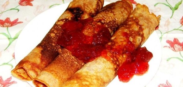 Сладкие блинчики с клубникой и творогом