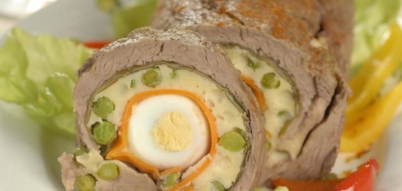 Рулет из говядины с морковью и шпинатом