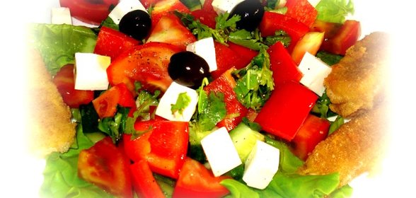 Греческий салат с жареным сыром