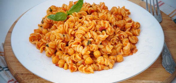 Паста с нутом и томатным соусом