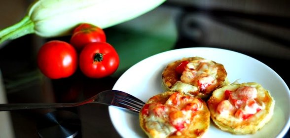 Кабачки, запеченные с чесноком и помидорами