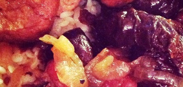 Свинина, тушеная с черносливом и луком