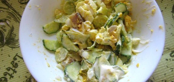 Салат огурцы с селедкой