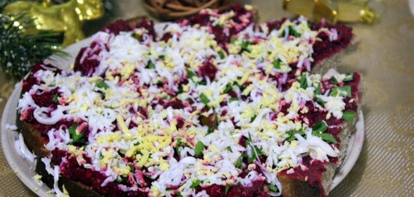 Бутерброды со свекольно-селедочной намазкой