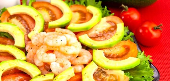 Салат с авокадо, креветками и помидорами