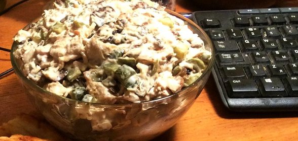 Салат с курицей, грибами и маринованными огурцами