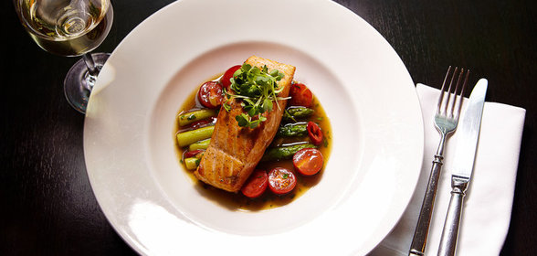 Cтейк из лосося с овощами