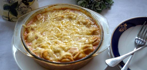 Запеченые пельмени в томатно - сметанном соусе с сыром